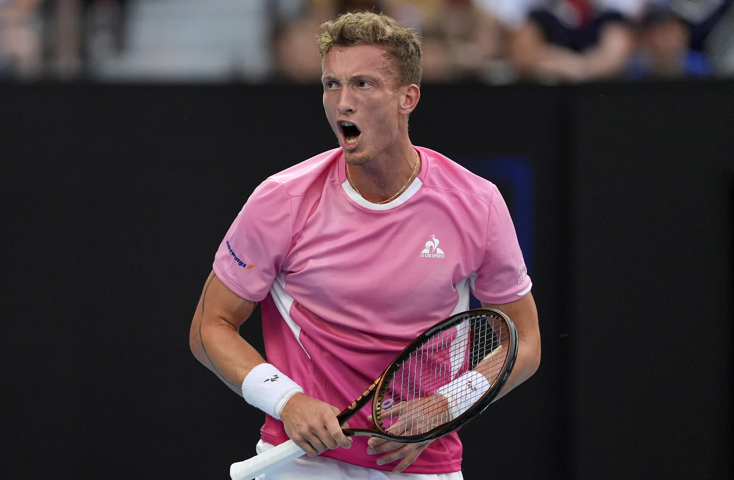 关于德约科维奇重返赛场，夺冠首场状态出色，篮网观众沸腾！上演精彩一战的信息