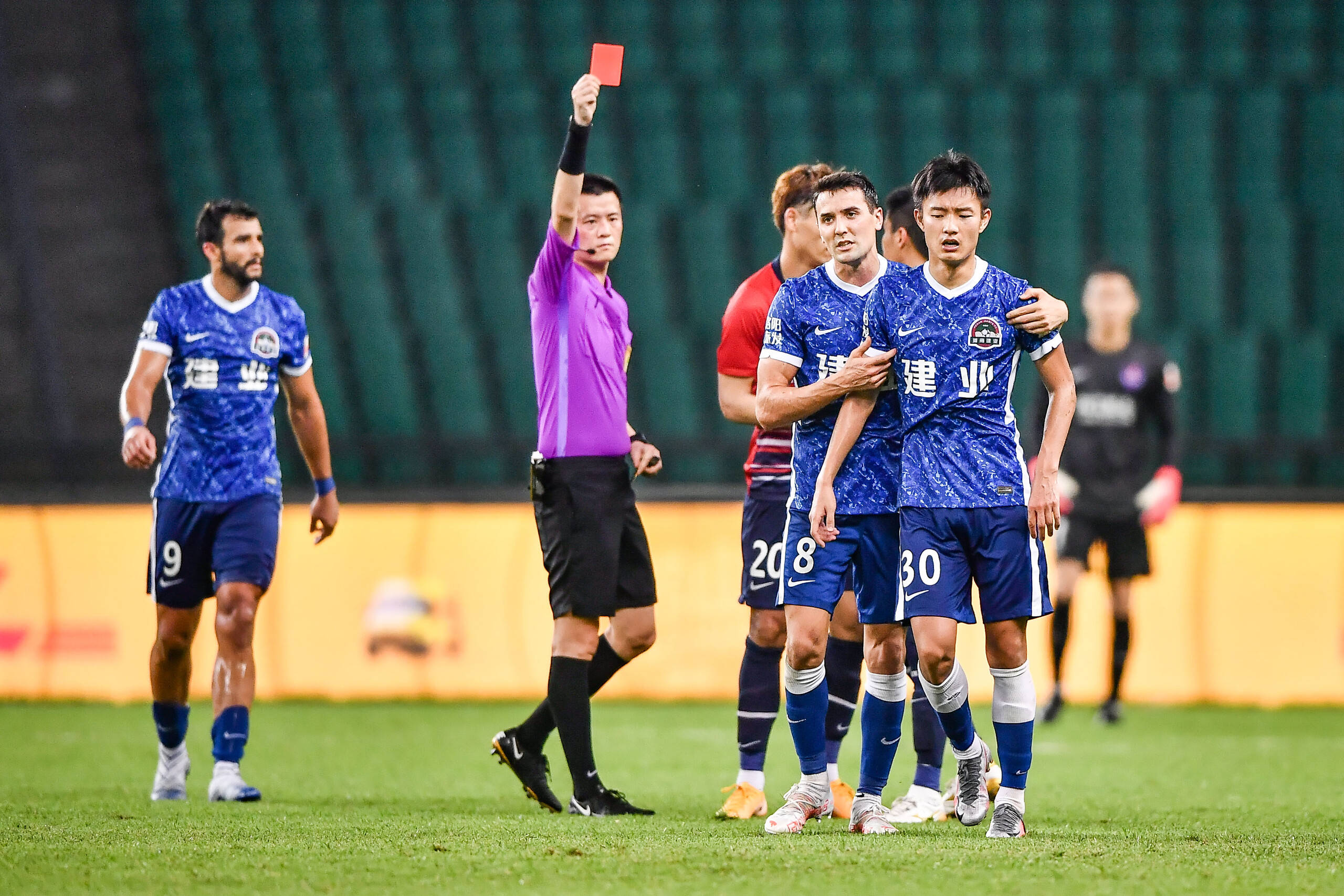 乐鱼体育-清晨体能课后，埃因霍温官宣签约备战中超，话题不断，轮换策略成焦点-乐鱼体育